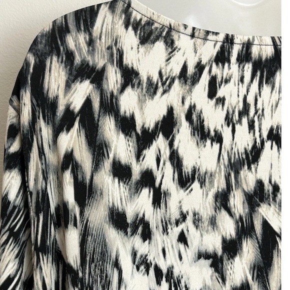 Susan Graver Liquid Knit Black White Abstract Jewel Neck Tunic Top 2X A282079 - Picture 5 of 8